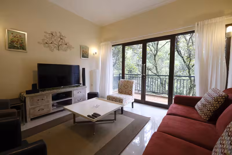 Villa Heliconia with six bedrooms and lush tropical gardens, Rumah Gadog Megamendung Bogor