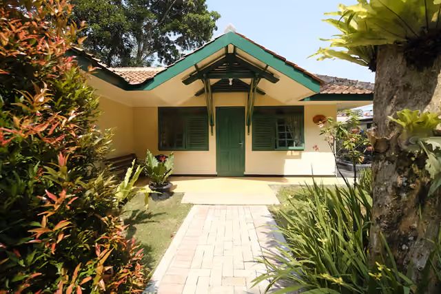 Villa Lotus five bedrooms with balcony and shared pool, Rumah Gadog Bogor